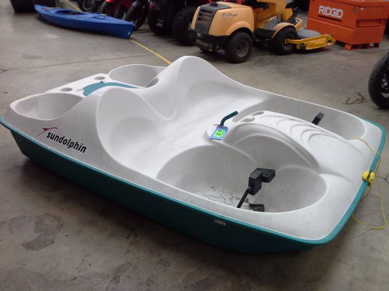 lot 37 image: Sun Dolphin Paddle Boat