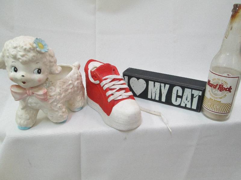 Grab bag Vintage lamb planter, Sne...