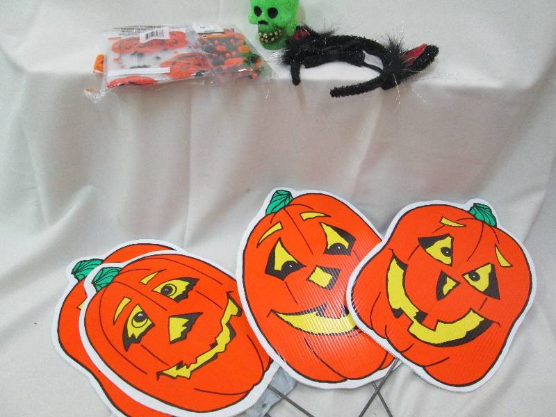 Halloween 4 pumpkin stakes, Kitty ...