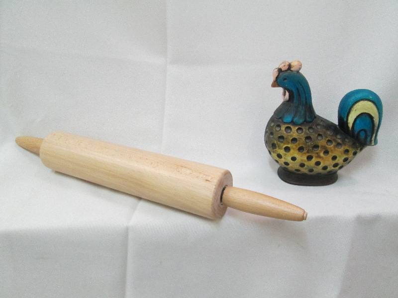Full sized wooden rolling pin, Roos...
