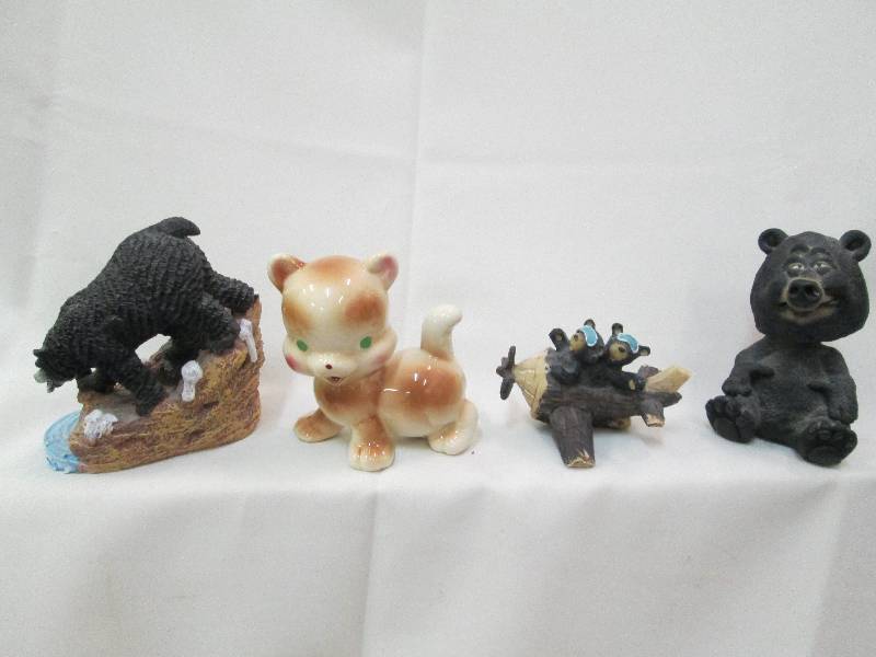 4 assorted figurines Bear with fis...