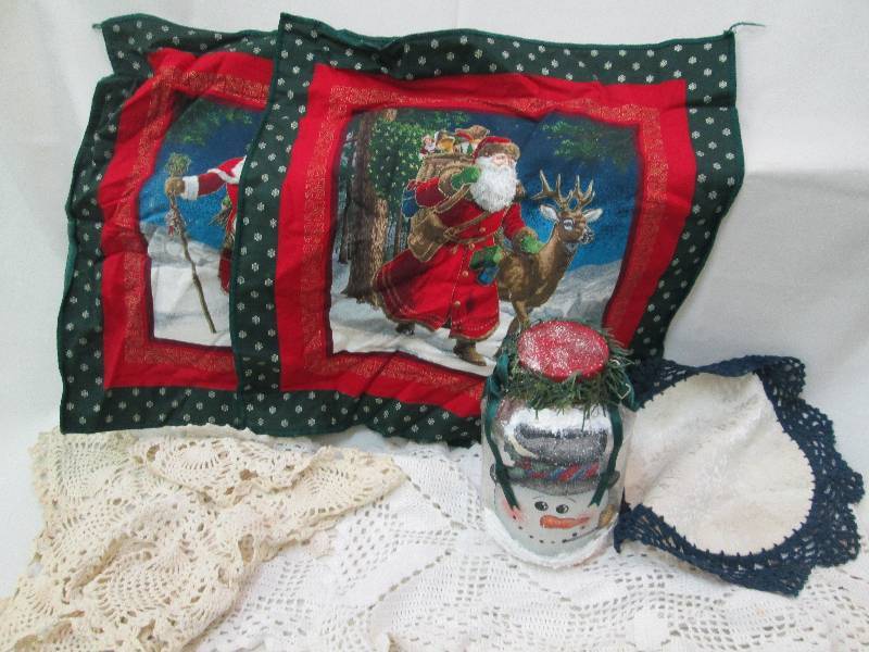 Christmas fabrics, 3 doilies, decor...