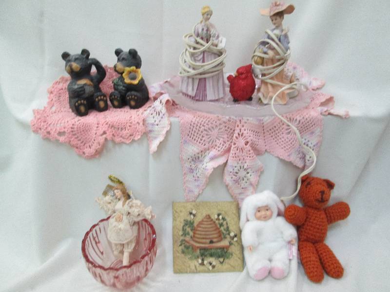 3 pink doilies, 2 black bear figuri...