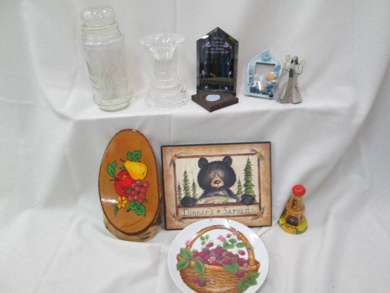 2 glass containers, 2 decorative pi...