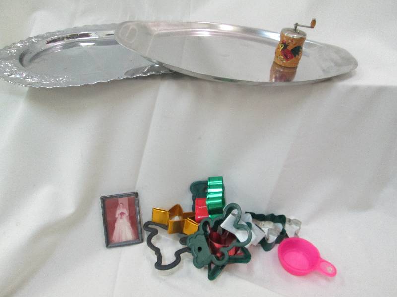 Holiday cookie cutters, 2 silver se...