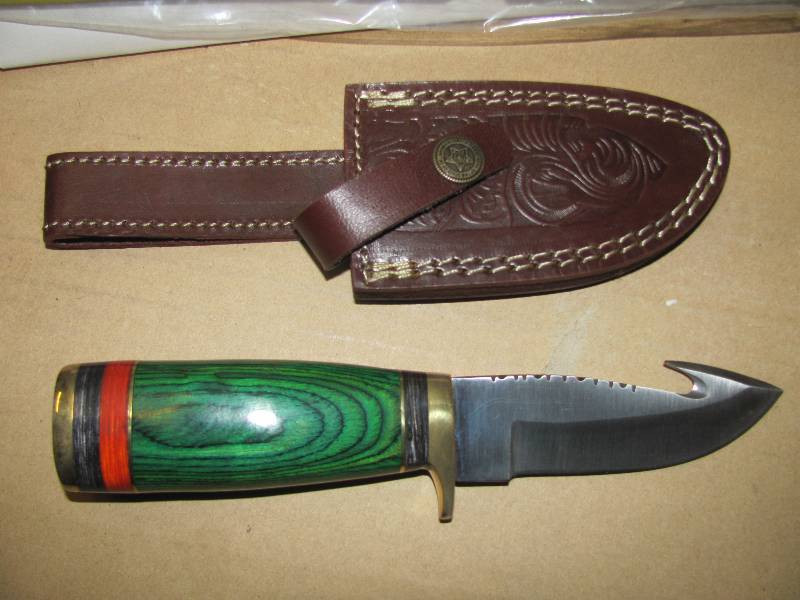 lot 26 image: NEW Hunting Knives