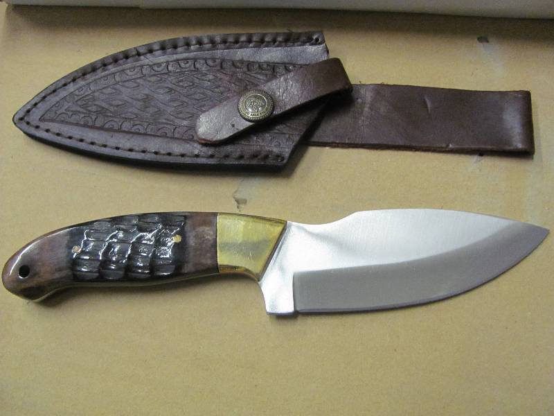 lot 27 image: NEW Hunting Knives