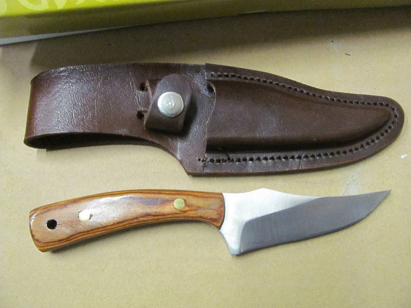 lot 28 image: NEW Hunting Knives