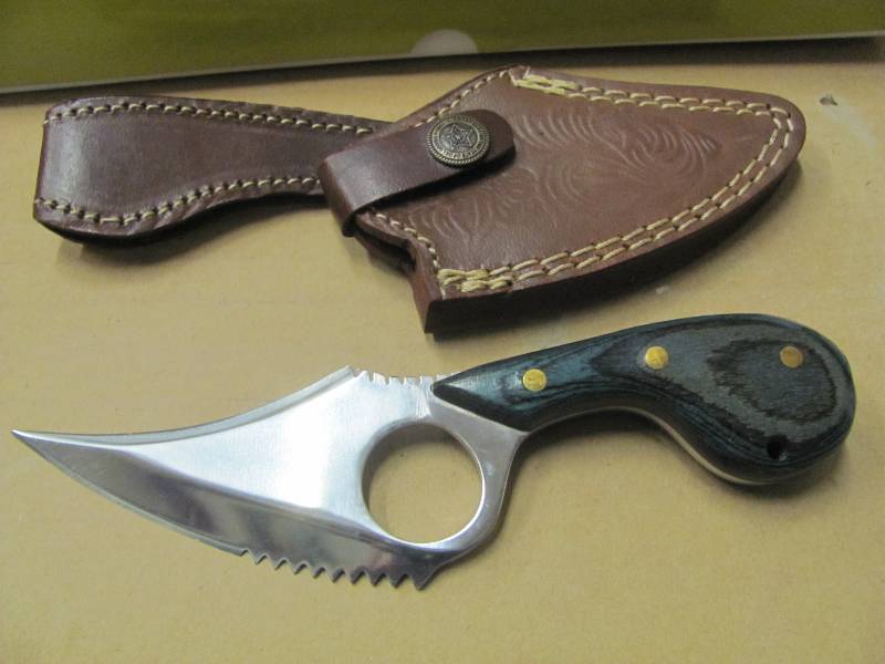 lot 29 image: NEW Hunting Knives