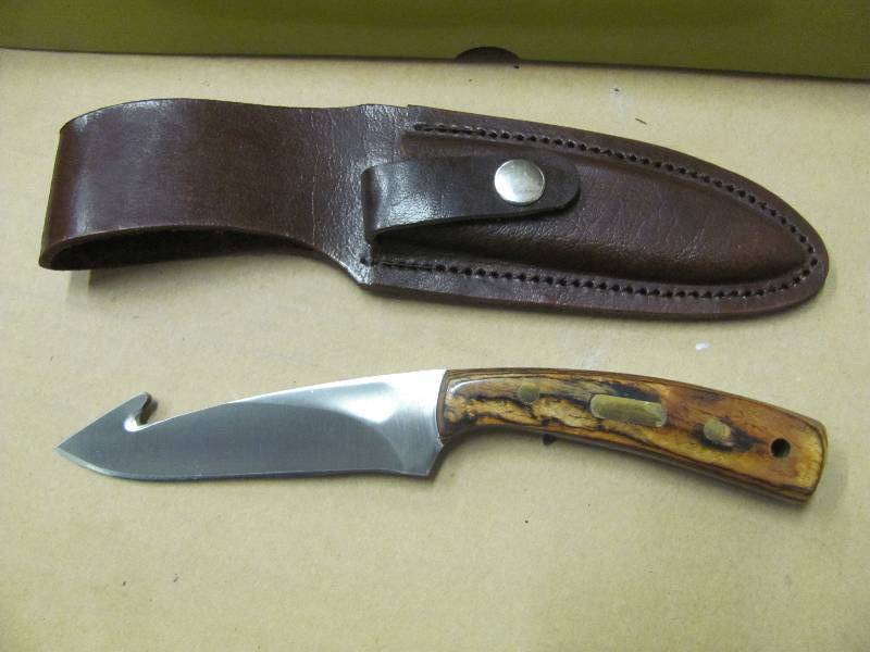 lot 30 image: NEW Hunting Knives