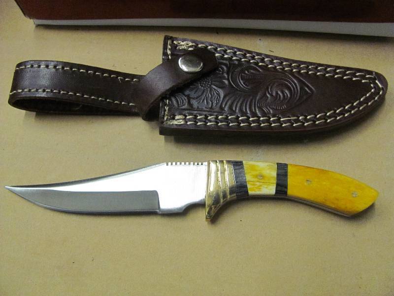 lot 31 image: NEW Hunting Knives
