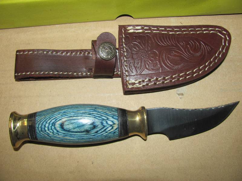 lot 32 image: NEW Hunting Knives