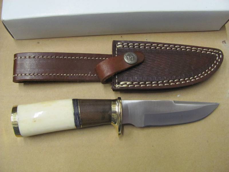 lot 33 image: NEW Hunting Knives