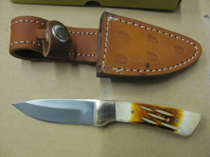 lot 34 image: NEW Hunting Knives