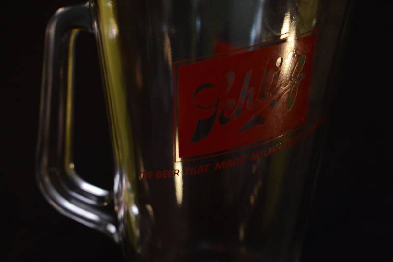 lot 25 image: Pitcher - Schlitz Beer (2 of 2)