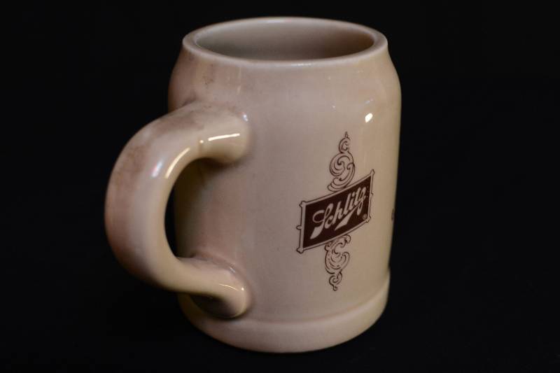 lot 44 image: Mug - Schlitz Vintage Style