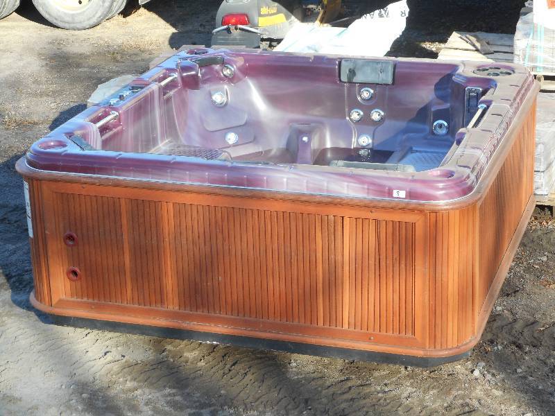 lot 8 image: Cal-Spas Model PS5 220Volt Deluxe ...