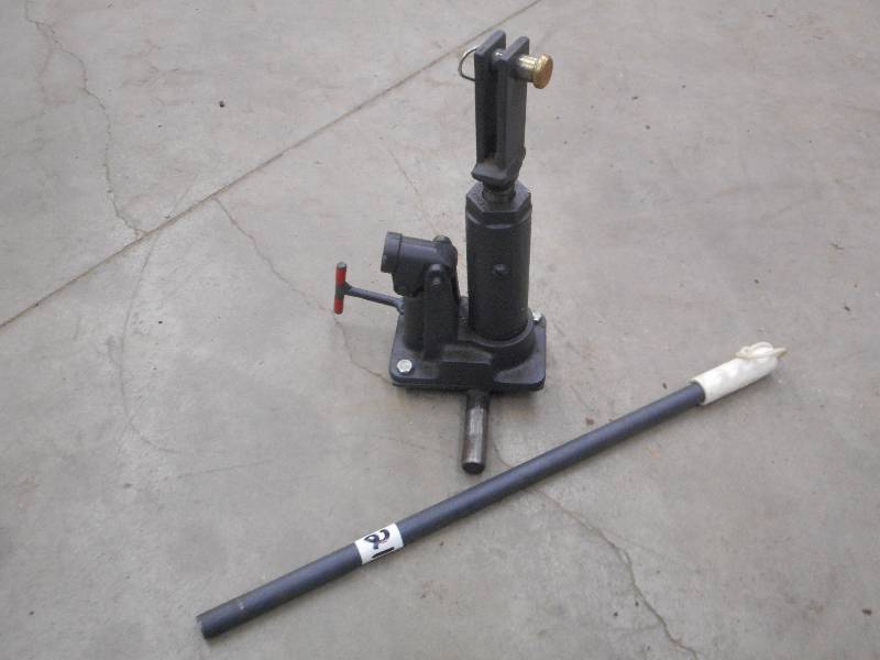lot 21 image: Like New Bottle Jack With Handle ...