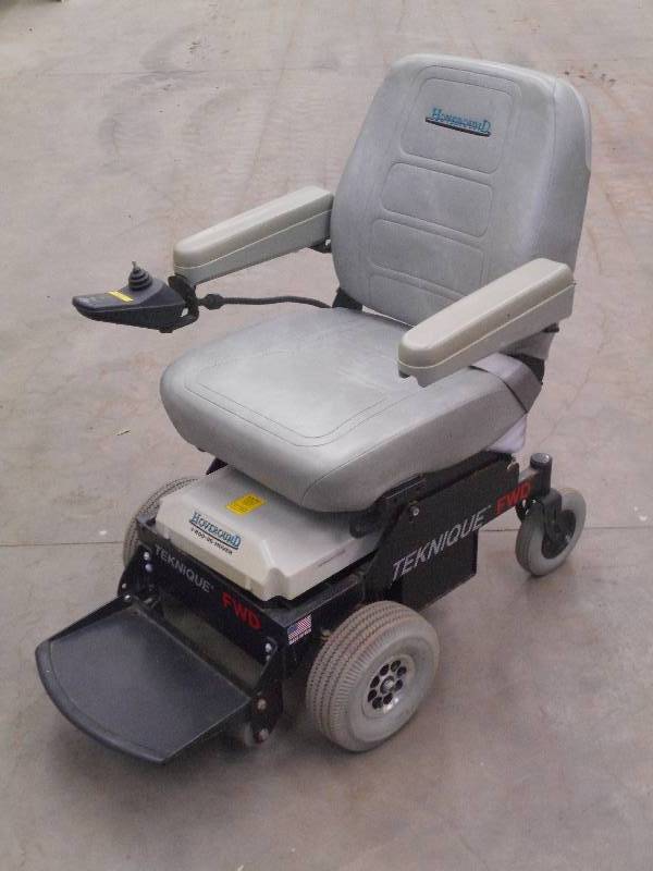 lot 28 image: Hoveround Teknique FWD Battery Powe...
