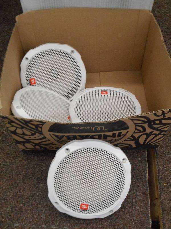 lot 98 image: (4) JBL 12Volt Marine Stereo Speake...