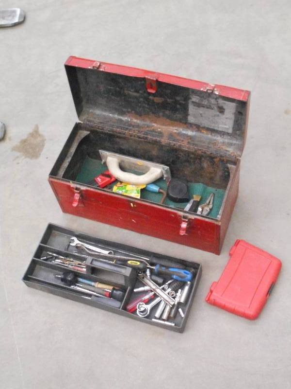 lot 116 image: Steel Toolbox Full Of Misc Hand Too...