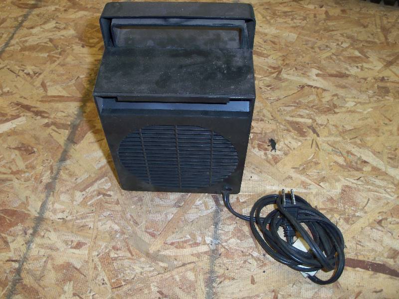 lot 9 image: 110 VOLT PORTABLE HEATER