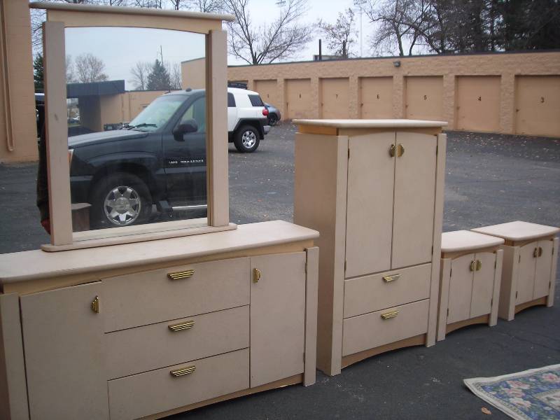 lot 1 image: 5-Piece Bedroom Set