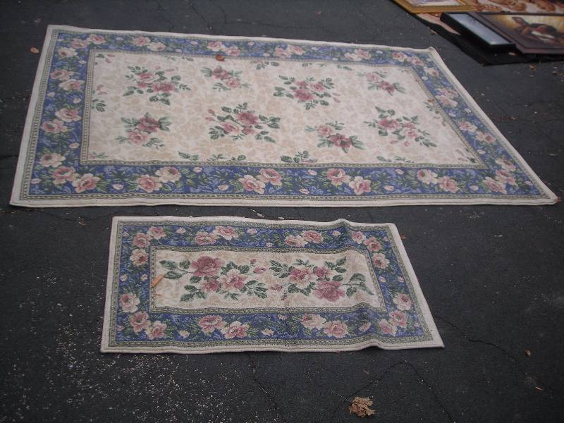 lot 4 image: 2 Matching Area Rugs