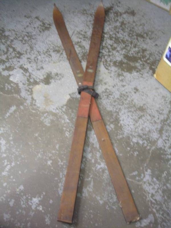 lot 9 image: Vintage Pair Of Skis