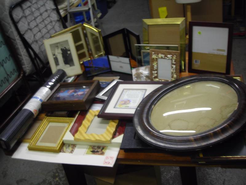 lot 11 image: Vintage Oval Convex Picture Frame & Lot Of Other Frames