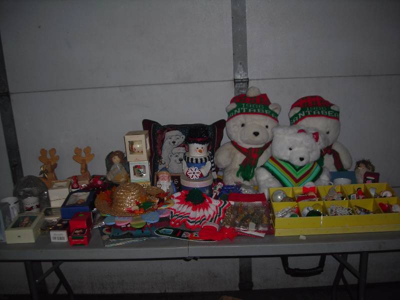 lot 14 image: Santa Bears & Other Seasonal