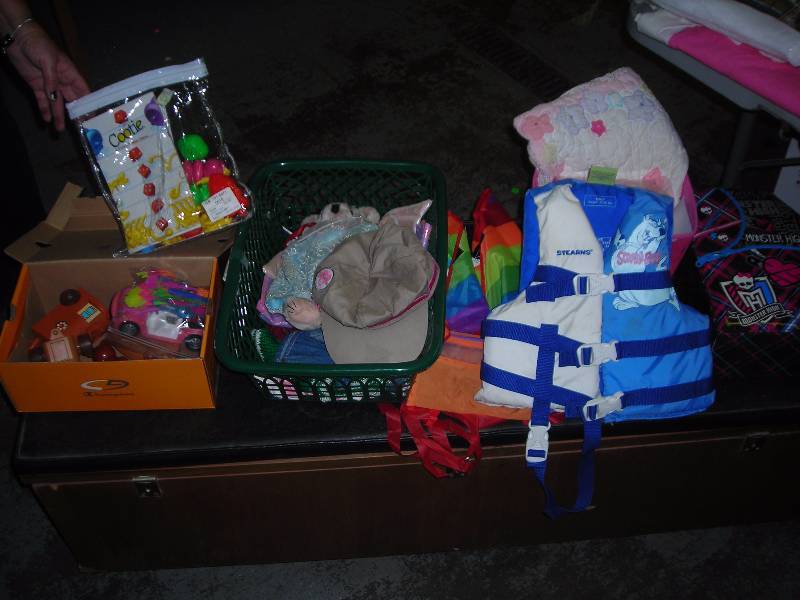 lot 17 image: Childrens Life Jacket, Games & Toys