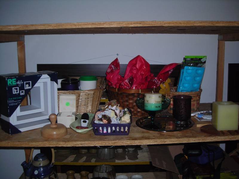 lot 18 image: Lot Of Kitchen Wares