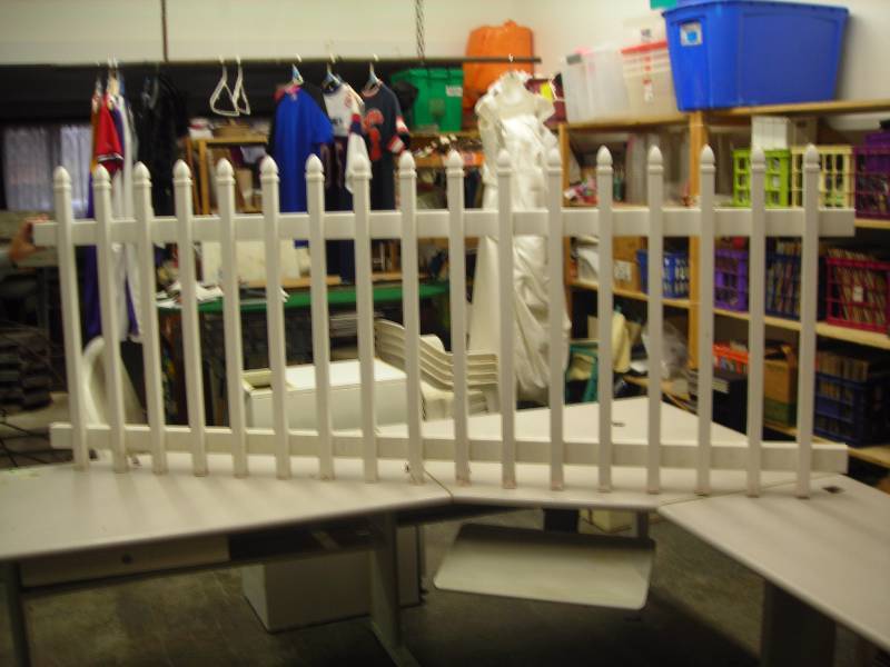 lot 33 image: White Plastic Picket Fence 92 x 36