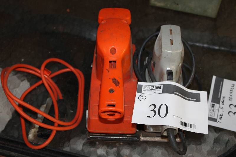 lot 30 image: Black & Decker Dual Action Sander (1) and Skil Sander 490 15 HP (1)