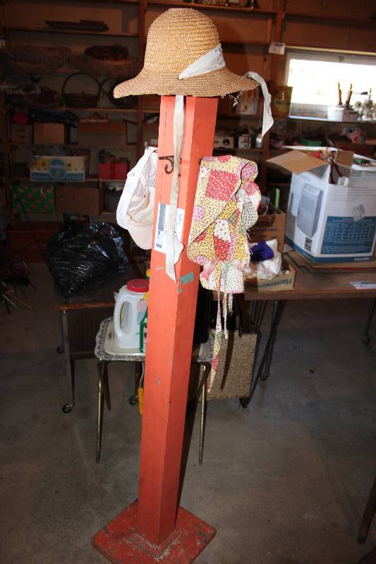 lot 93 image: CoatHat Rack