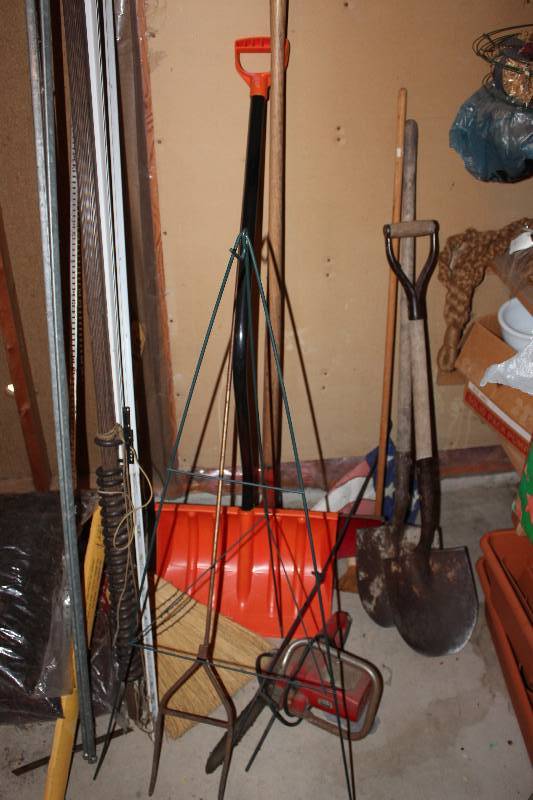 lot 77 image: Corner Lot includes various shovels and more