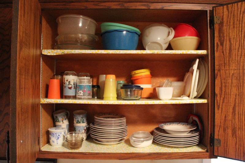 lot 85 image: Cabinet Lot includes bowls, dessert plates, drinking glasses and more