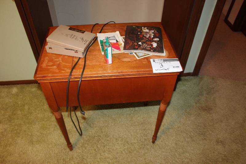 lot 3 image: Vintage Singer 500 Slant-O-Matic Sewing  Machine with Cabinet and Foot Pedal
