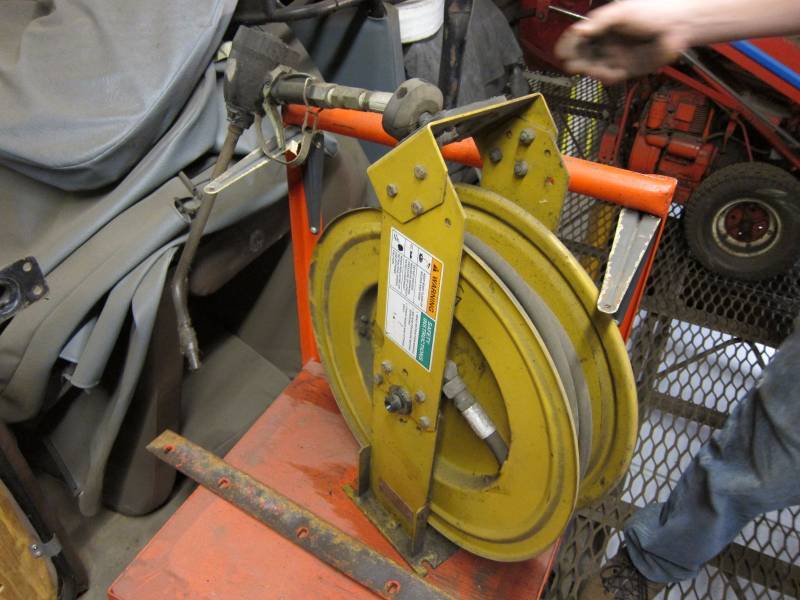 Oil Gun with Hose Reel
