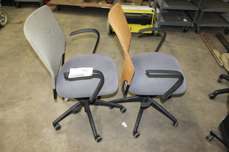 Lot of (2) office rolling chairs