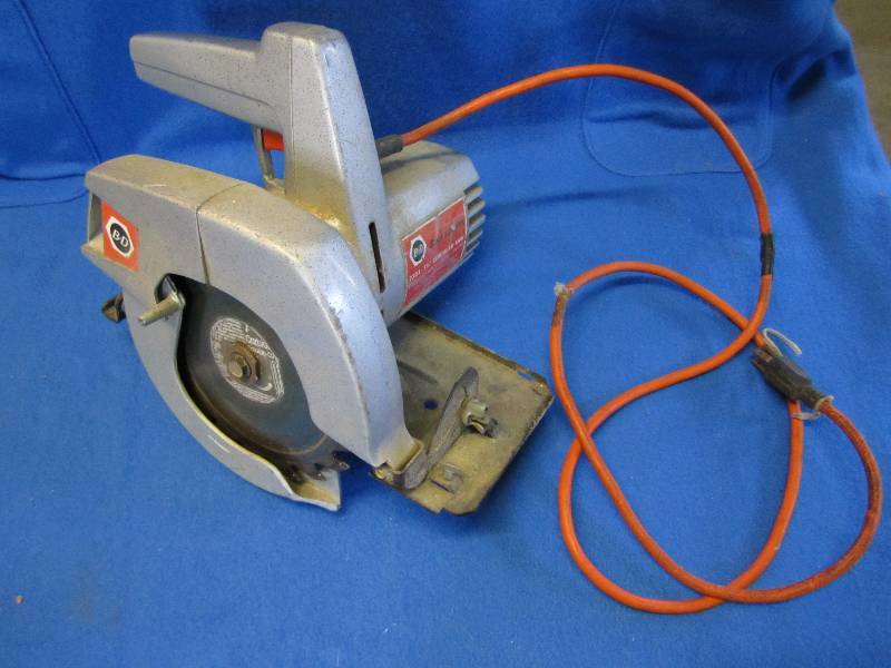 cicular saw -black and decker 7 14...