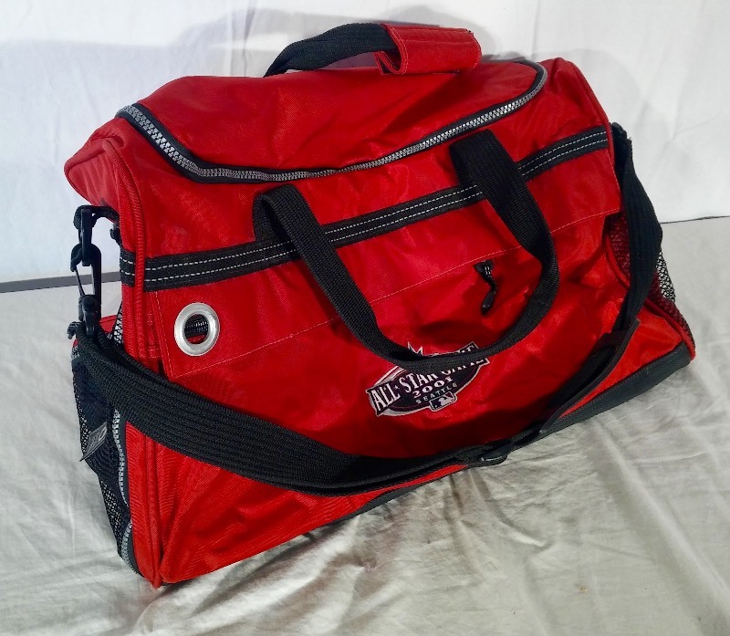 lot 10 image: All Star Baseball Game 2001 Duffle Bag (new, never used)