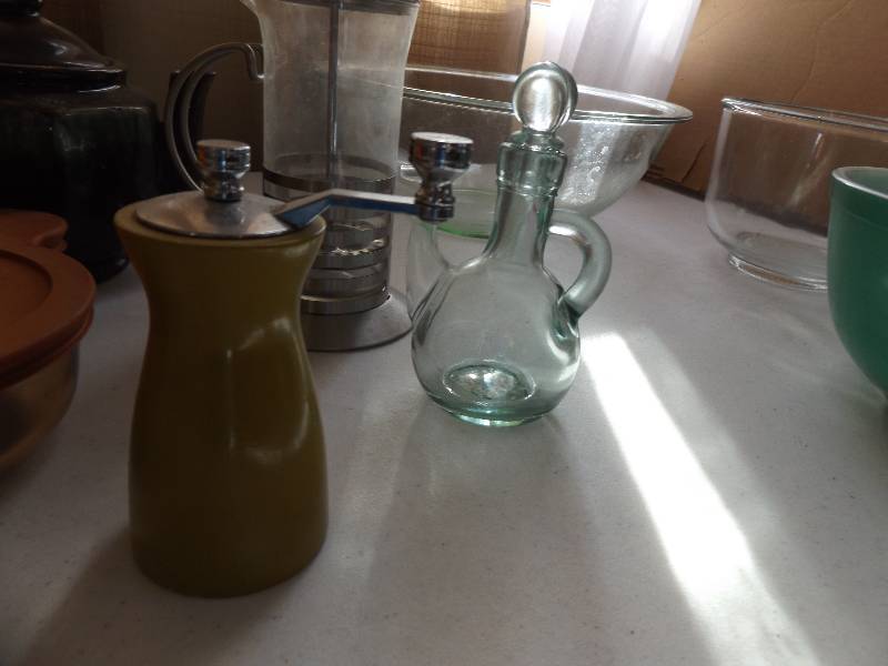 Pyrex bowls and tea pot
