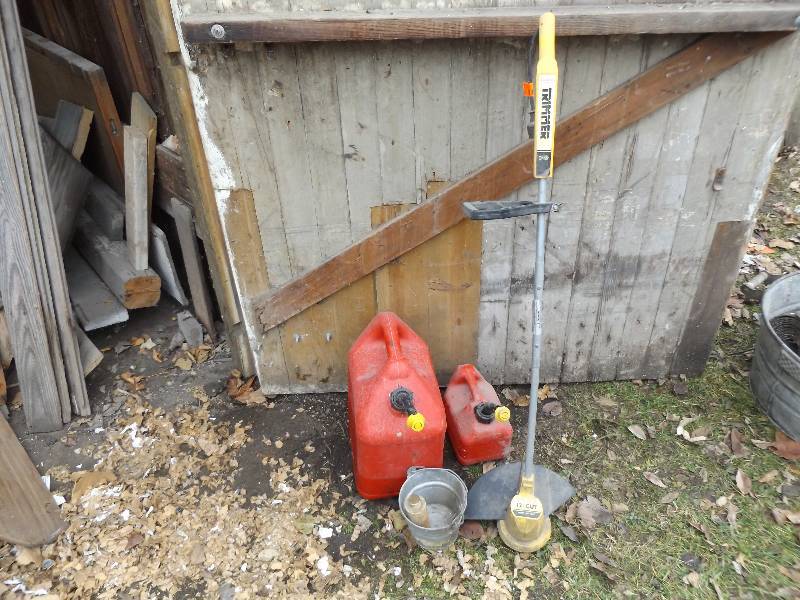 2 Gas Cans & Weed Eater