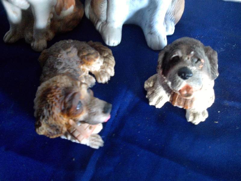 set of 4 dog figurenes
