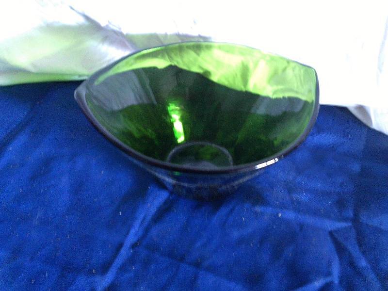 vintage green leaf shaped bowl