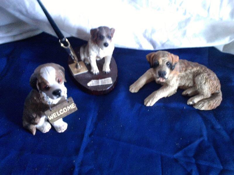 3 dog figurenes