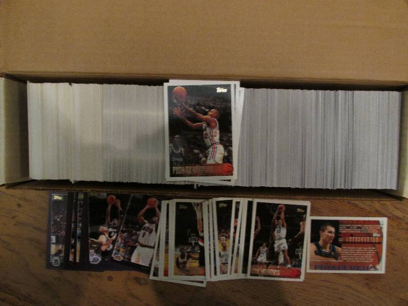 Box of 1997 - 2000 Topps basketball...