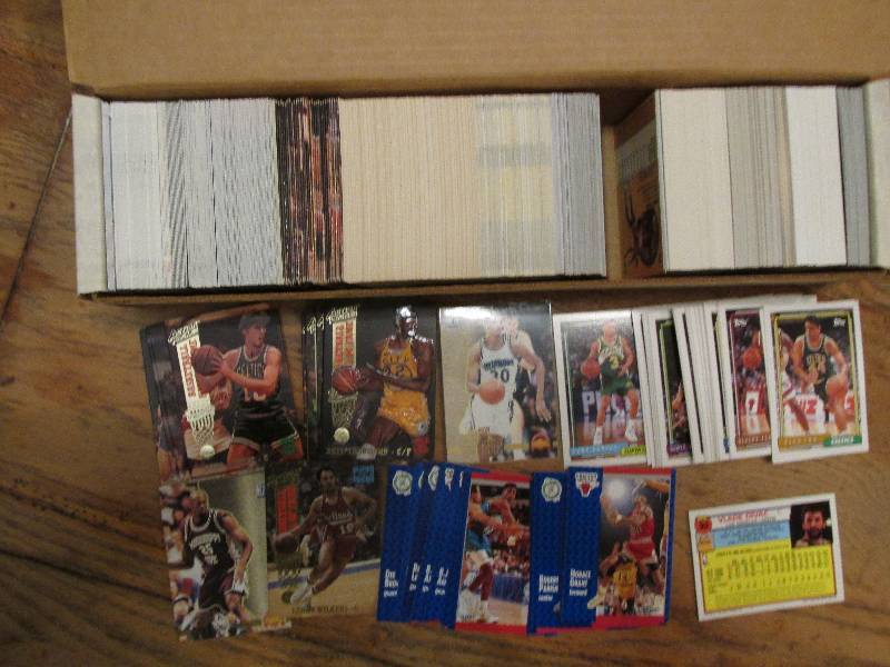 Box of mixed basketball cards...